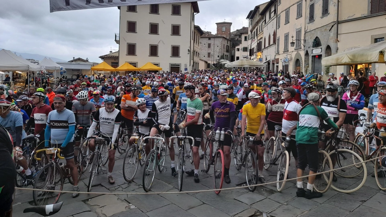 Nonostante il maltempo la dodicesima edizione non ha fatto perdere la voglia di partecipare. Anche il sindaco e il suo vice non hanno resistito: sono saliti in bici con abbigliamento vintage. Nonostante il maltempo la dodicesima edizione non ha fatto perdere la voglia di partecipare. Anche il sindaco e il suo vice non hanno resistito: sono saliti in bici con abbigliamento vintage.