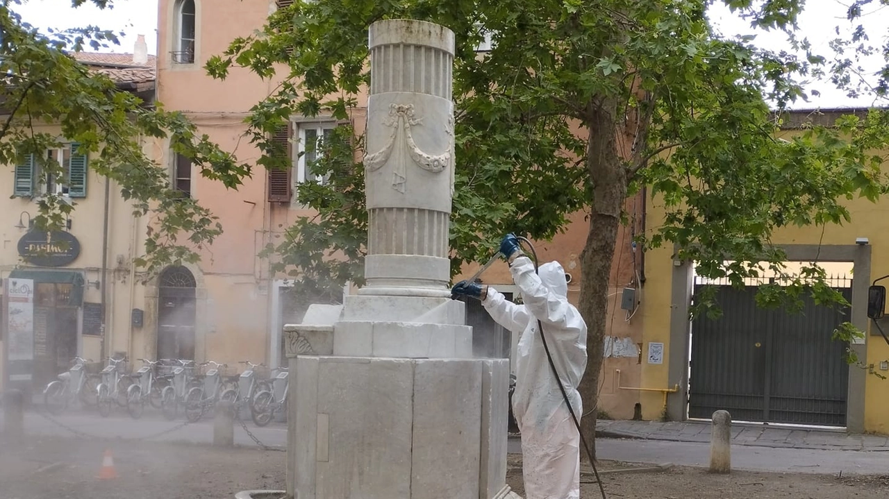 Un momento della pulizia