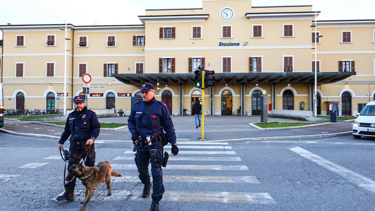 Agenti della Municipale alla stazione Agenti della Municipale alla stazione