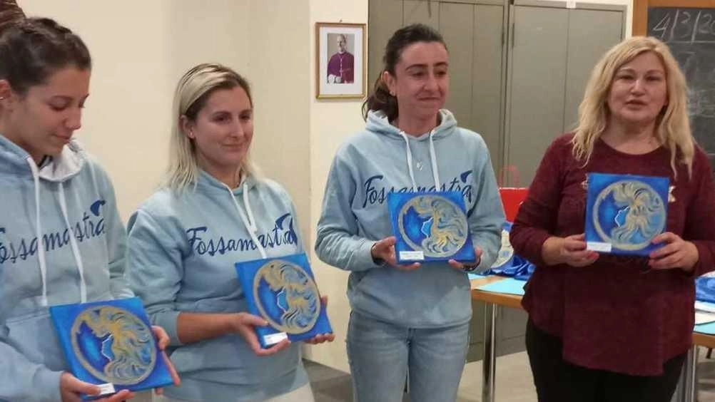 Il ’Premio Caterina’ assegnato all’equipaggio femminile di Fossamastra vincitore del Palio del Golfo edizione 2024 Il ’Premio Caterina’ assegnato all’equipaggio femminile di Fossamastra vincitore del Palio del Golfo edizione 2024