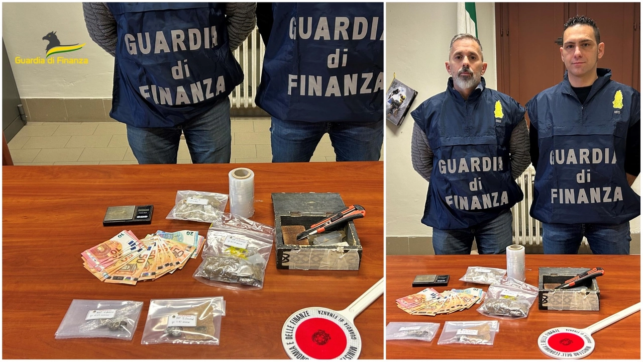 La guardia di finanza con il materiale sequestrato La guardia di finanza con il materiale sequestrato