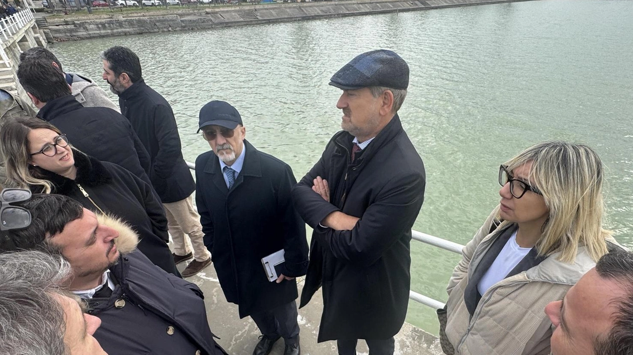 Il commissario straordinario per il Trasimeno Nicola Dell’Acqua sul pontile di San Feliciano e, sotto, l’assemblea al Museo della Pesca Il commissario straordinario per il Trasimeno Nicola Dell’Acqua sul pontile di San Feliciano e, sotto, l’assemblea al Museo della Pesca