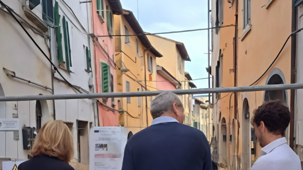 La sindaca Susanna Cenni in sopralluogo ai cantieri per la riqualificazione di via Gallurì La sindaca Susanna Cenni in sopralluogo ai cantieri per la riqualificazione di via Gallurì
