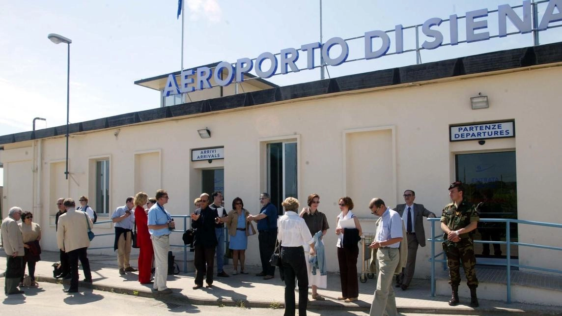 L’aeroporto di Ampugnano quando qualche aereo riusciva ad atterrare. Dal 2022 Enac Servizi ha ripreso in mano la gestione, il progetto di Delta Aerotaxi non è stato accolto. Ora l’impegno di dare il via ai lavori sullo scalo L’aeroporto di Ampugnano quando qualche aereo riusciva ad atterrare. Dal 2022 Enac Servizi ha ripreso in mano la gestione, il progetto di Delta Aerotaxi non è stato accolto. Ora l’impegno di dare il via ai lavori sullo scalo