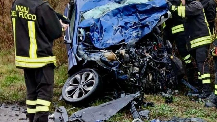 Le lamiere contorte di un’auto distrutta. Questo hanno trovato i vigili del fuoco quando sono intervenuti