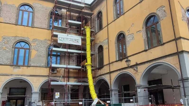 Il cantiere nell’edificio di via Mazzini a Pontremoli e il controsoffitto crollato Il cantiere nell’edificio di via Mazzini a Pontremoli e il controsoffitto crollato