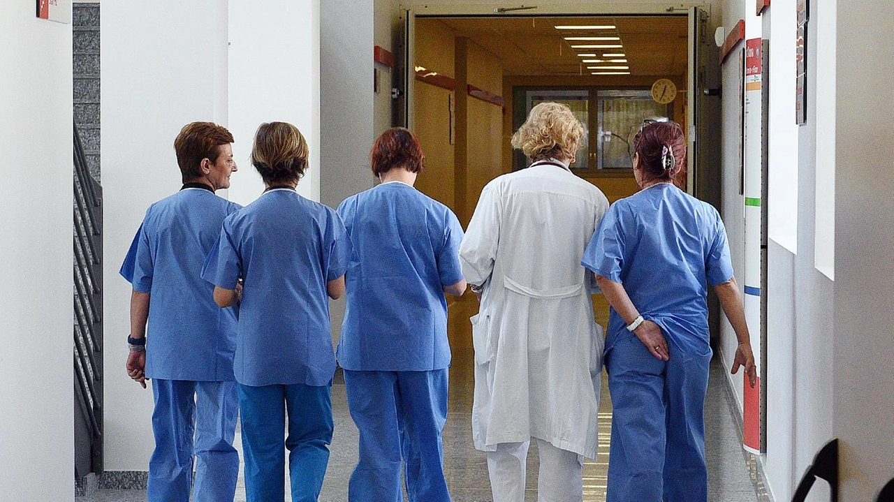 Personale medico e infermieristico in un ospedale (foto d’archivio) Personale medico e infermieristico in un ospedale (foto d’archivio)