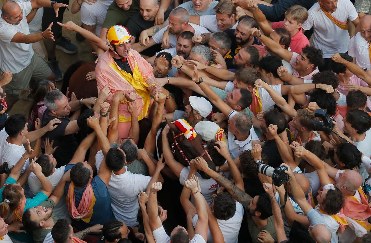 Gingillo, promessa mantenuta: “Un Palio per mio figlio Dario. Inaffidabile? Ecco la risposta” Gingillo, promessa mantenuta: “Un Palio per mio figlio Dario. Inaffidabile? Ecco la risposta”