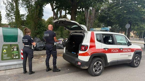 L’intervento della polizia locale di Montecatini avvenuto ieri sul luogo dell’abbandono di rifiuti lungo via Tevere L’intervento della polizia locale di Montecatini avvenuto ieri sul luogo dell’abbandono di rifiuti lungo via Tevere