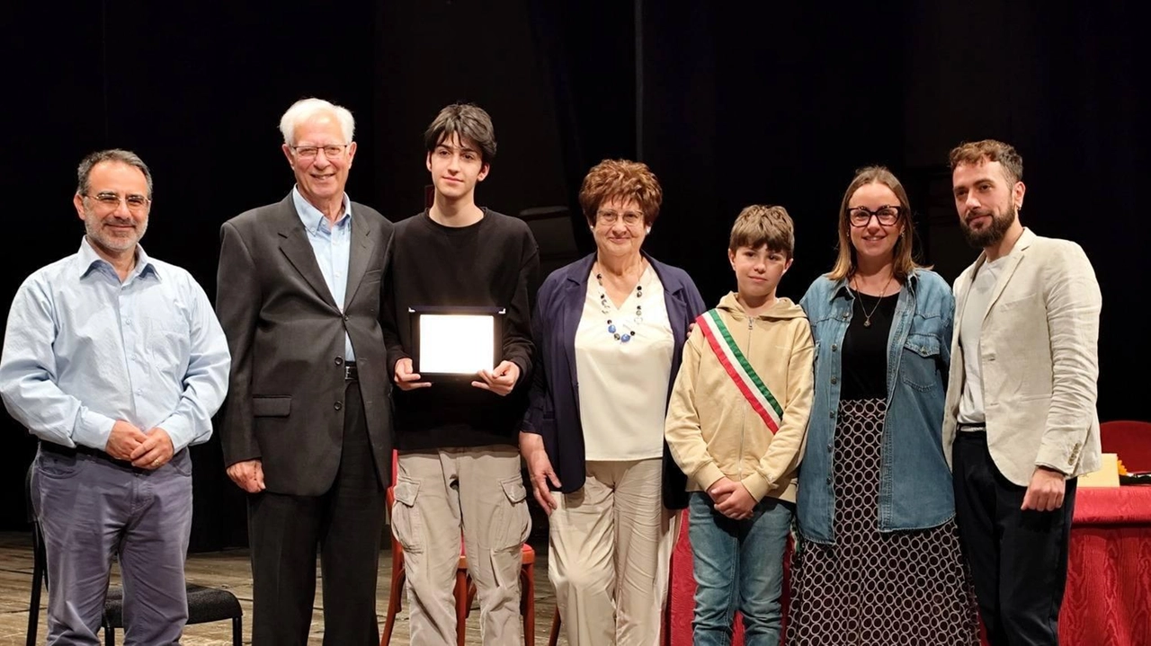 La cerimonia della consegna della targa a Luis Sulima da parte di Mariella e Sergio Mazzini e dei rappresentanti delle istituzioni La cerimonia della consegna della targa a Luis Sulima da parte di Mariella e Sergio Mazzini e dei rappresentanti delle istituzioni