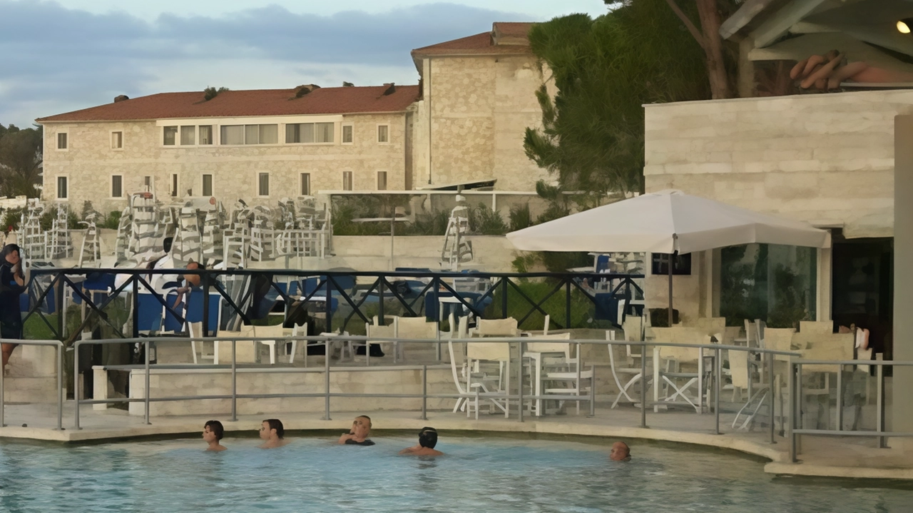Le piscine con acque calde e rigeneranti sono gettonate da una clientela che tendenzialmente ha una capacità di spesa più alta della media e che in questo periodo storico risente meno della crisi generale . Le piscine con acque calde e rigeneranti sono gettonate da una clientela che tendenzialmente ha una capacità di spesa più alta della media e che in questo periodo storico risente meno della crisi generale .