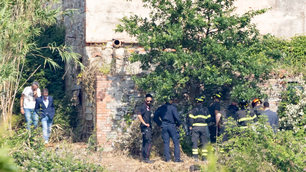 Unità cinofile e Vigili del fuoco al casolare di Via delle Panteraie per cercare eventuali nuove vittime di Vasile Frumuzache Unità cinofile e Vigili del fuoco al casolare di Via delle Panteraie per cercare eventuali nuove vittime di Vasile Frumuzache