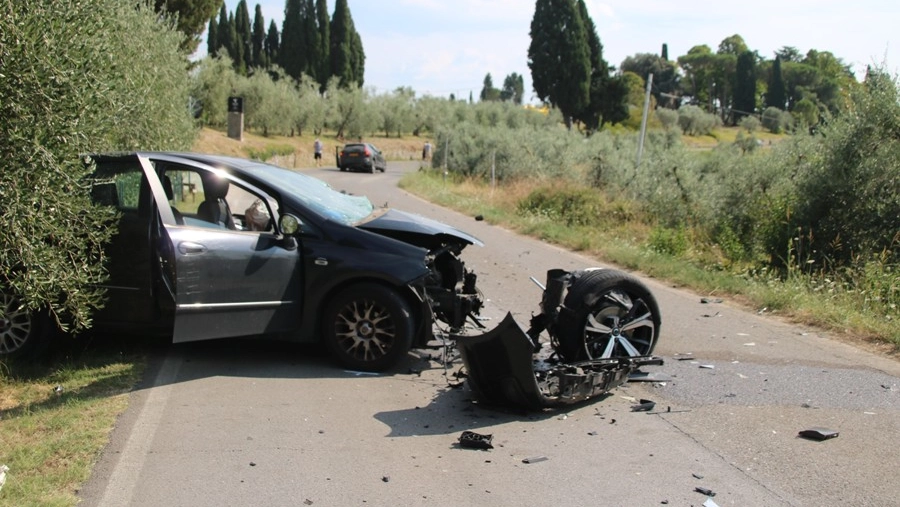 La parte frontale dell'auto letteralmente distrutta (foto Antonio Taddei/Germogli)