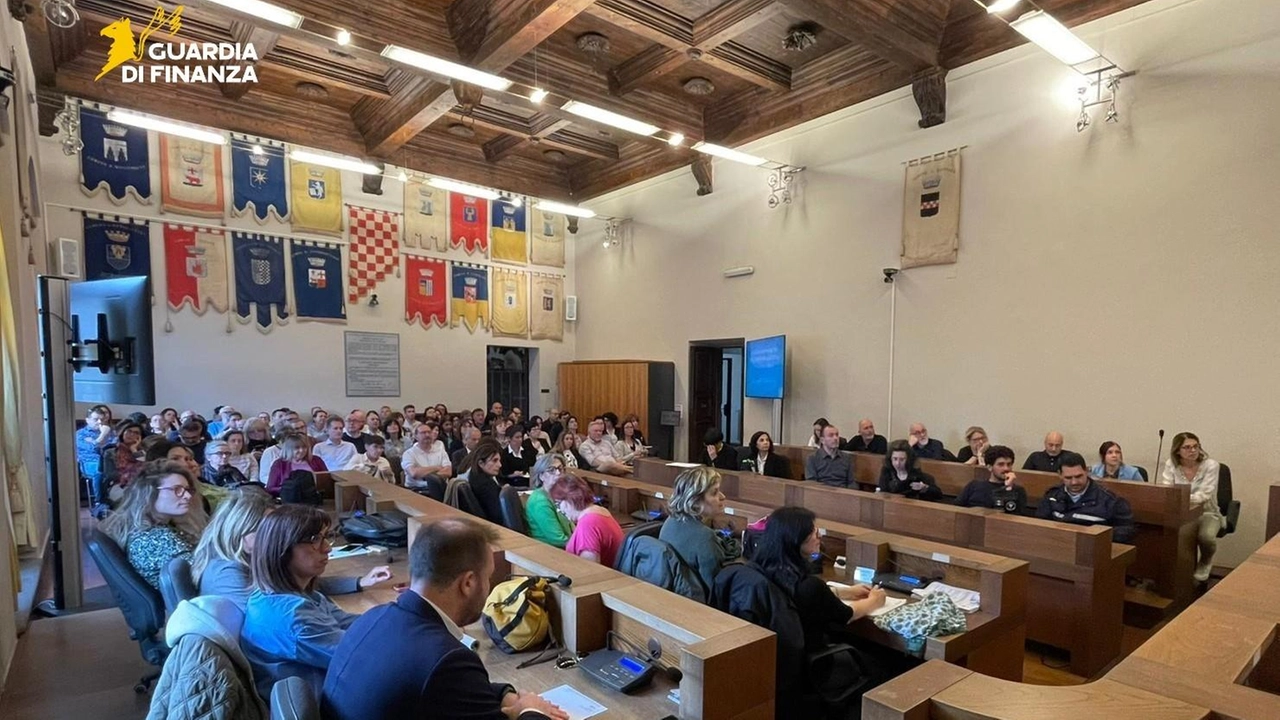 I funzionari dei Comuni presenti al seminario nella sala consiliare della Provincia di Pistoia I funzionari dei Comuni presenti al seminario nella sala consiliare della Provincia di Pistoia