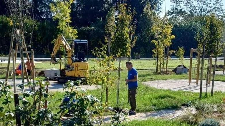 Lavori in corso nella nuova area verde di Marlia, che già dai prossimi giorni vedrà una serie di opere arrivare al completamento Lavori in corso nella nuova area verde di Marlia, che già dai prossimi giorni vedrà una serie di opere arrivare al completamento