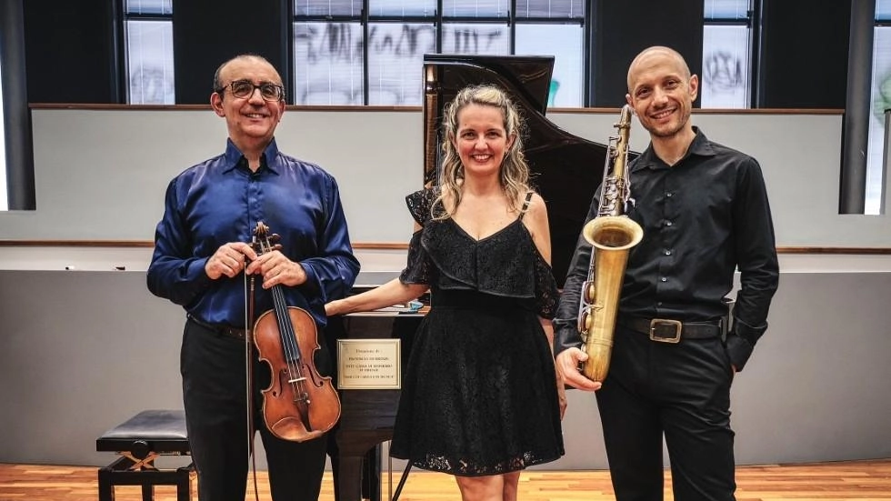 Claudio Cavalieri, Gloria Mazzi e Riccardo Guazzini si esibiranno domani alle 21.15 a Torniella, in piazza del Castello Claudio Cavalieri, Gloria Mazzi e Riccardo Guazzini si esibiranno domani alle 21.15 a Torniella, in piazza del Castello