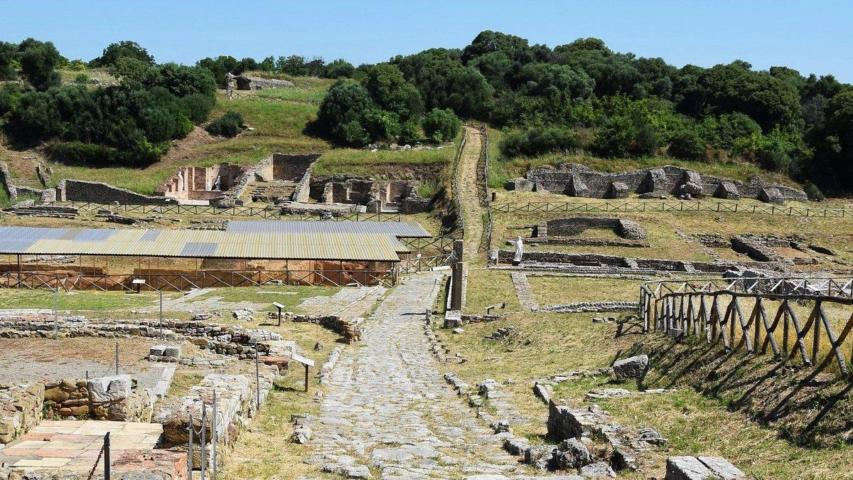 L’antica Rusel, a dieci chilometri da Grosseto, è la testimonianza più viva del passato etrusco e romano. Il direttore del Parco, Bochicchio: "Ulteriori scavi potrebbero donarci ritrovamenti davvero straordinari". L’antica Rusel, a dieci chilometri da Grosseto, è la testimonianza più viva del passato etrusco e romano. Il direttore del Parco, Bochicchio: "Ulteriori scavi potrebbero donarci ritrovamenti davvero straordinari".