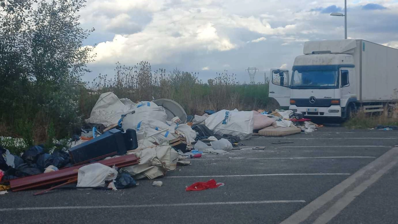 Questa è una delle situazioni nel Pip di Ponticelli, l’area del nuovo piano degli insediamenti produttivi diventata una discarica Questa è una delle situazioni nel Pip di Ponticelli, l’area del nuovo piano degli insediamenti produttivi diventata una discarica