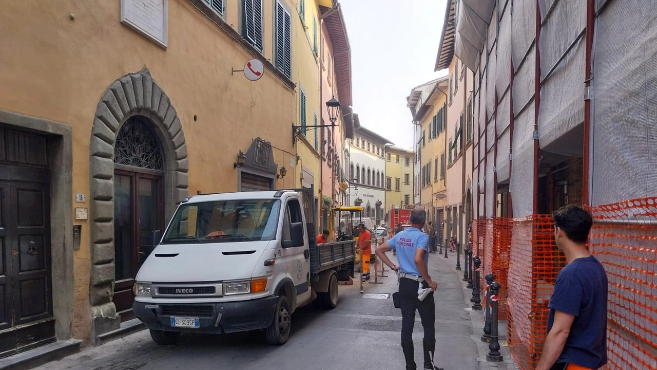 Nella notte è crollato anche un cipresso nell’area di terreno interessato dallo smottamento. Il sindaco Giglioli: "Necessari ulteriori approfondimenti". Chiusi anche 4 negozi e un asilo. Nella notte è crollato anche un cipresso nell’area di terreno interessato dallo smottamento. Il sindaco Giglioli: "Necessari ulteriori approfondimenti". Chiusi anche 4 negozi e un asilo.