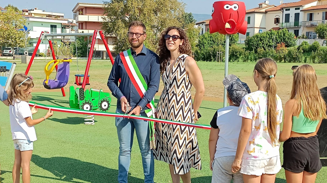 Taglio del nastro alla zona ludico-educativa sorta nel parco Dalla Chiesa. Il sindaco Benesperi: "Spazio giochi a disposizione di tutti chiesto dai cittadini". Taglio del nastro alla zona ludico-educativa sorta nel parco Dalla Chiesa. Il sindaco Benesperi: "Spazio giochi a disposizione di tutti chiesto dai cittadini".