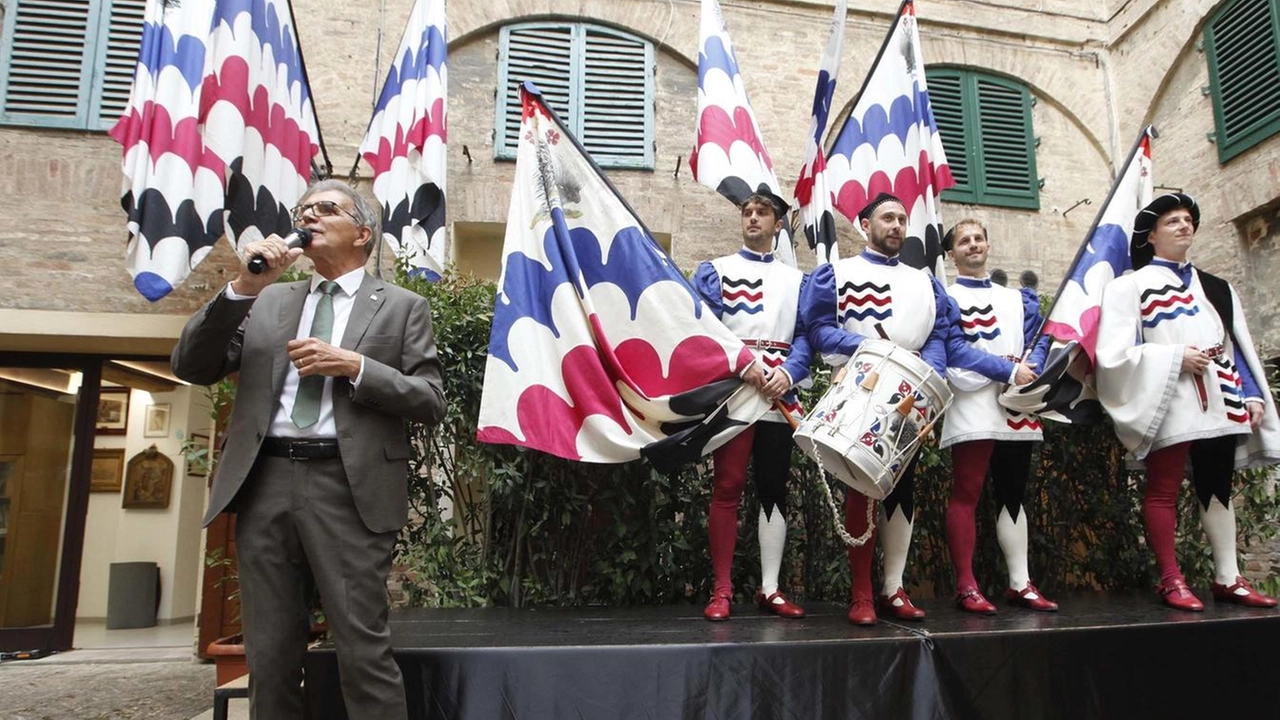 Sono state presentate ieri a palazzo Nerli-Pieri dal priore Squarci. Oggi l’ultimo volume della Collana Falassi, sabato battesimo per 40. "Termino il mandato, la Contrada può scegliere fra risorse giovani".
