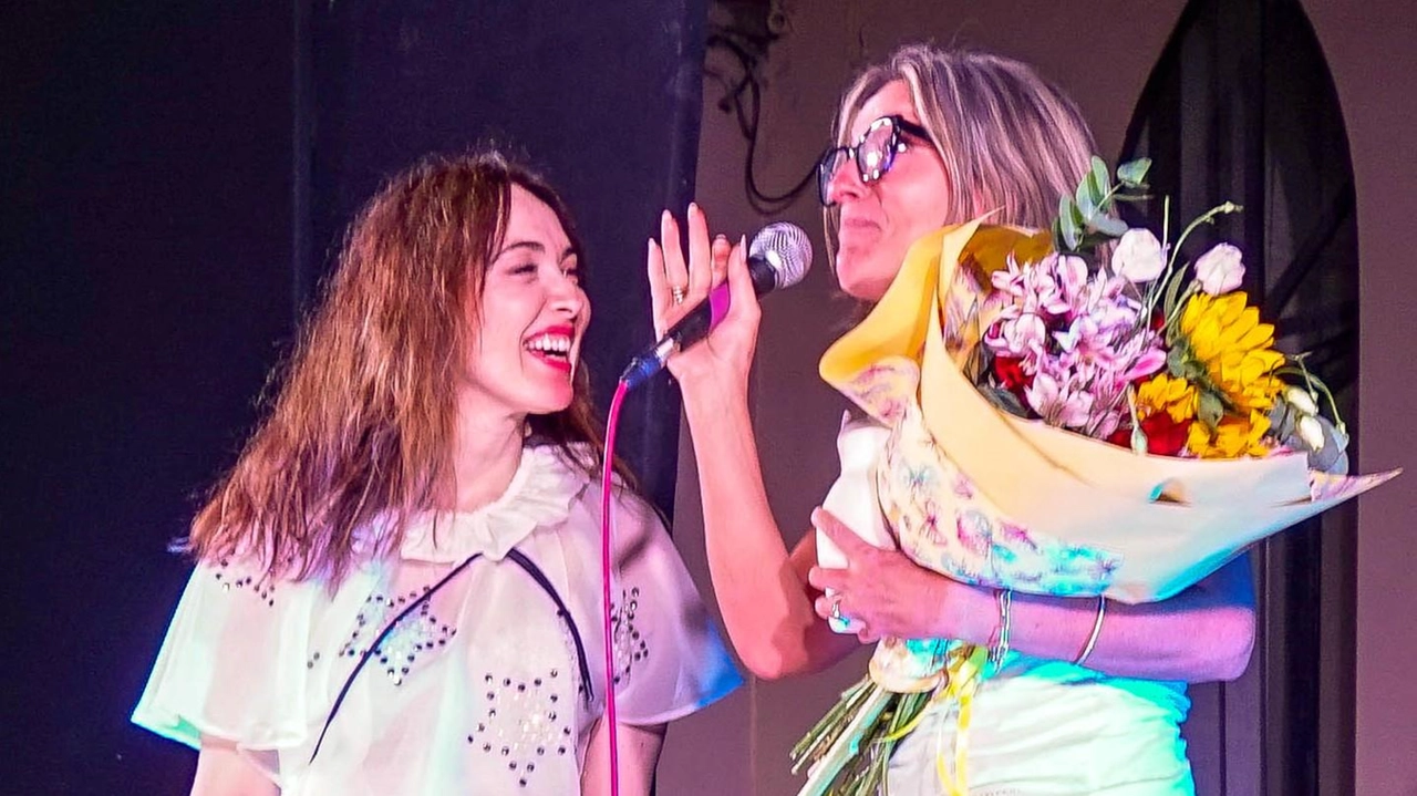 L’assessore alla cultura Baldacci ha donato un mazzo di fiori all’artista L’assessore alla cultura Baldacci ha donato un mazzo di fiori all’artista