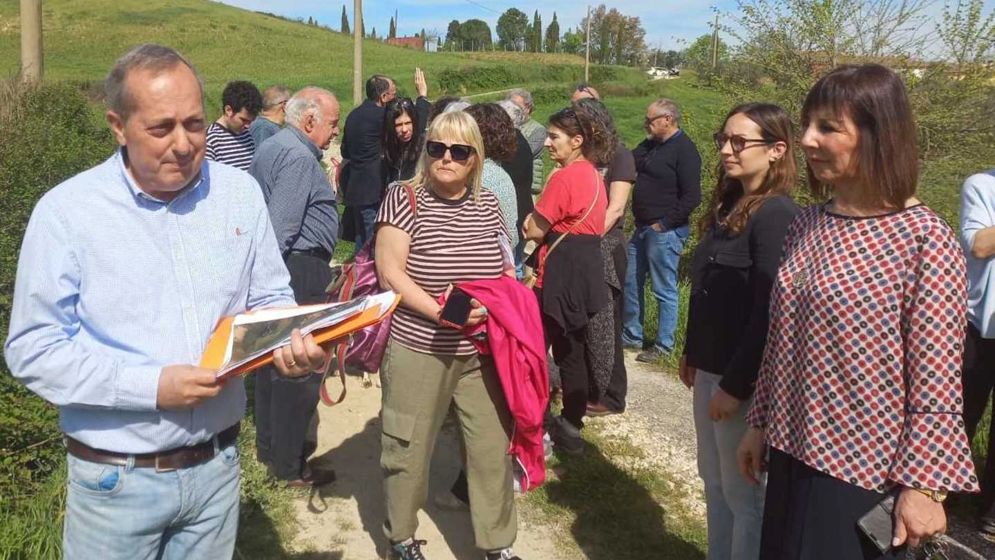 Il comitato di protesta riunito in via Postignano dove nascerà il grande impianto di accumulo di energia green prodotta dal fotovoltaico