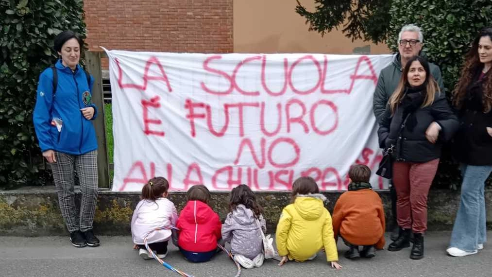 Non si ferma l’iniziativa che rivendica il mantenimento della primaria alla scuola di Pontasserchio. "Ridimensionare una scuola è ridimensionare il...