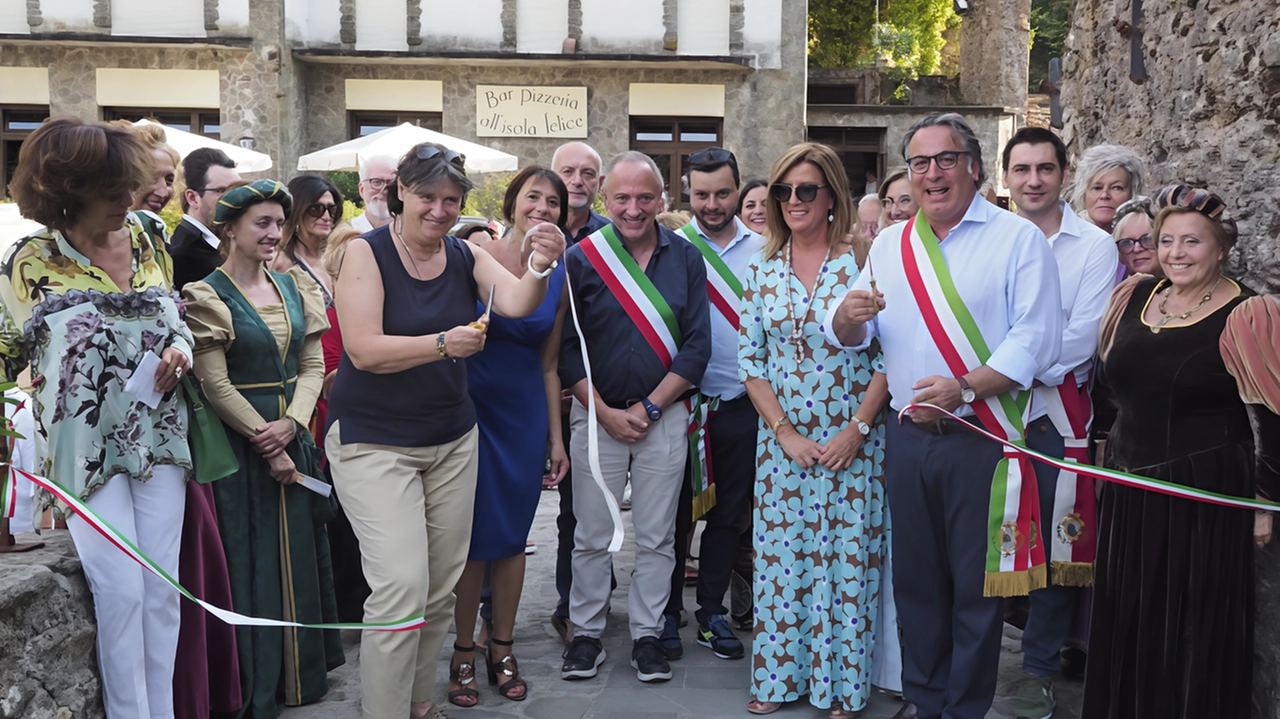Un momento dell’inaugurazione della scorsa edizione con il sindaco di Mulazzo Claudio Novoa e l’assessore all’agricultura Stefania Saccardi Un momento dell’inaugurazione della scorsa edizione con il sindaco di Mulazzo Claudio Novoa e l’assessore all’agricultura Stefania Saccardi