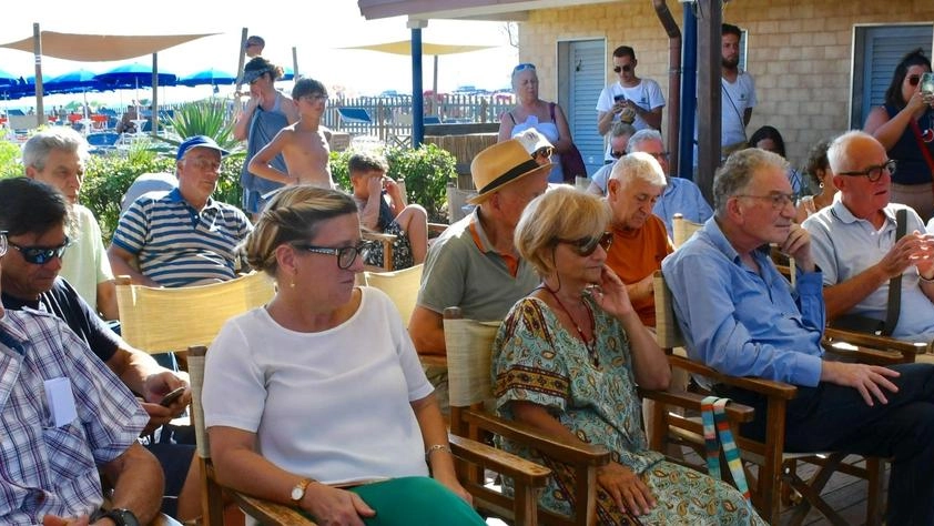 Due immagini del convegno di ’Goletta Verde’ al Bagno Morgana. Da sinistra: Elisa Turiani, Federico Gasperini, Alessia Scappini e Stefano Donati (foto di Letizia Delia) Due immagini del convegno di ’Goletta Verde’ al Bagno Morgana. Da sinistra: Elisa Turiani, Federico Gasperini, Alessia Scappini e Stefano Donati (foto di Letizia Delia)