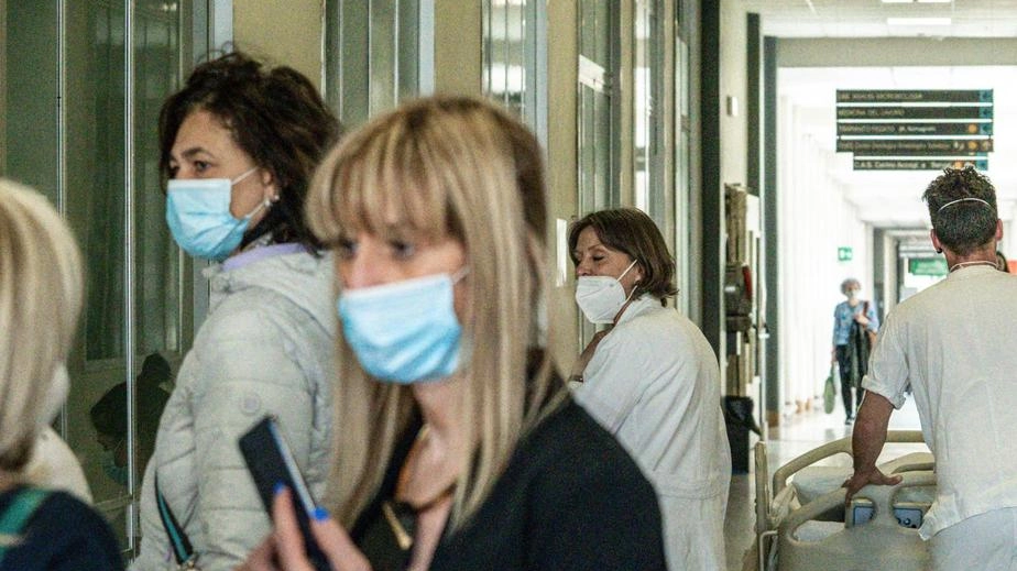 Tutti con le mascherine: la pandemia che ha segnato il mondo Tutti con le mascherine: la pandemia che ha segnato il mondo