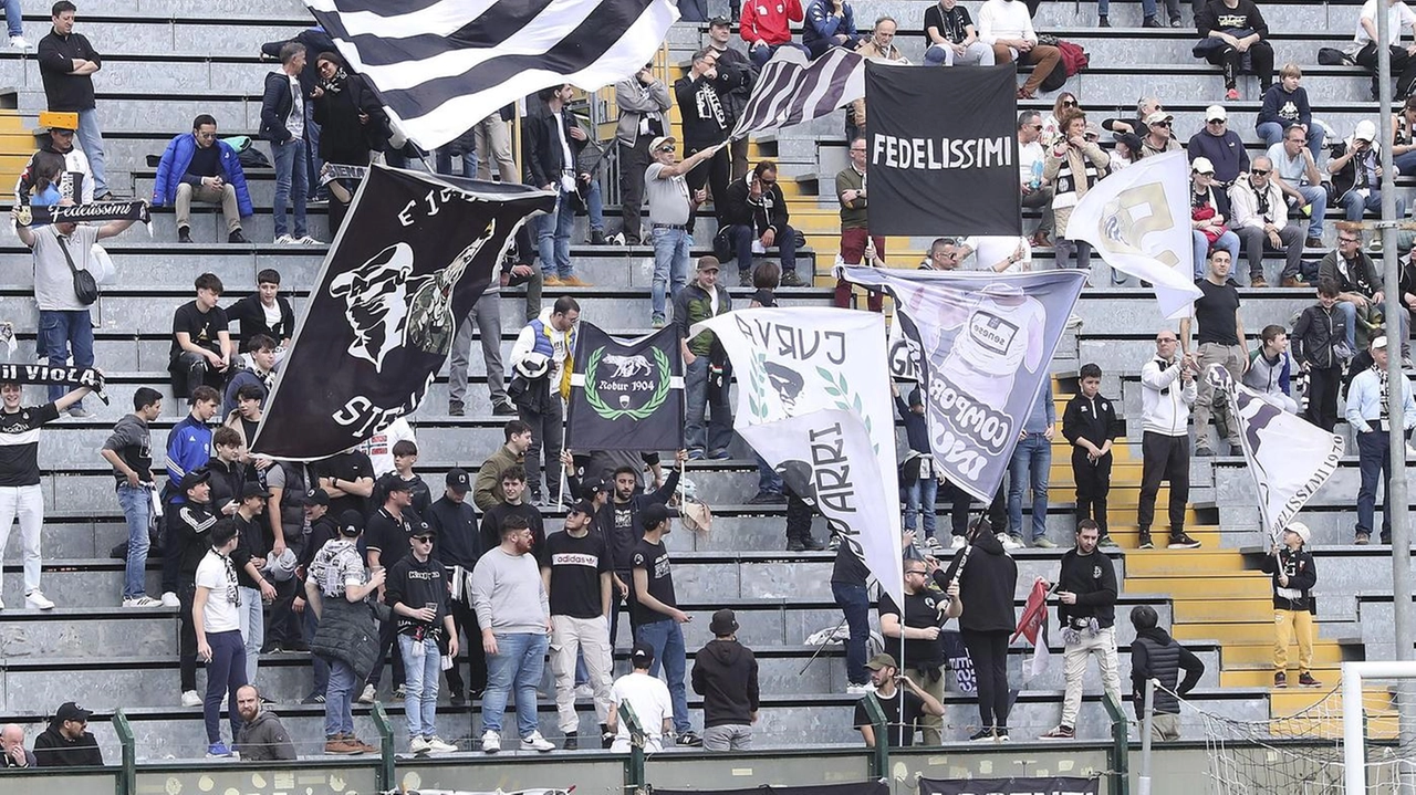 Sono questi i giorni, come ha spiegato il direttore sportivo bianconero, Simone Guerri, in cui il Siena è chiamato a... Sono questi i giorni, come ha spiegato il direttore sportivo bianconero, Simone Guerri, in cui il Siena è chiamato a...