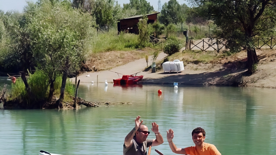 Il parco dei Renai di Signa offre la possibilità di balneazione in città durante Ferragosto, con accesso al lago, noleggio di lettini e ombrelloni, e varie attività come wing surf e beach-volley. Un'opzione di svago e socialità per chi resta in città. Il parco dei Renai di Signa offre la possibilità di balneazione in città durante Ferragosto, con accesso al lago, noleggio di lettini e ombrelloni, e varie attività come wing surf e beach-volley. Un'opzione di svago e socialità per chi resta in città.