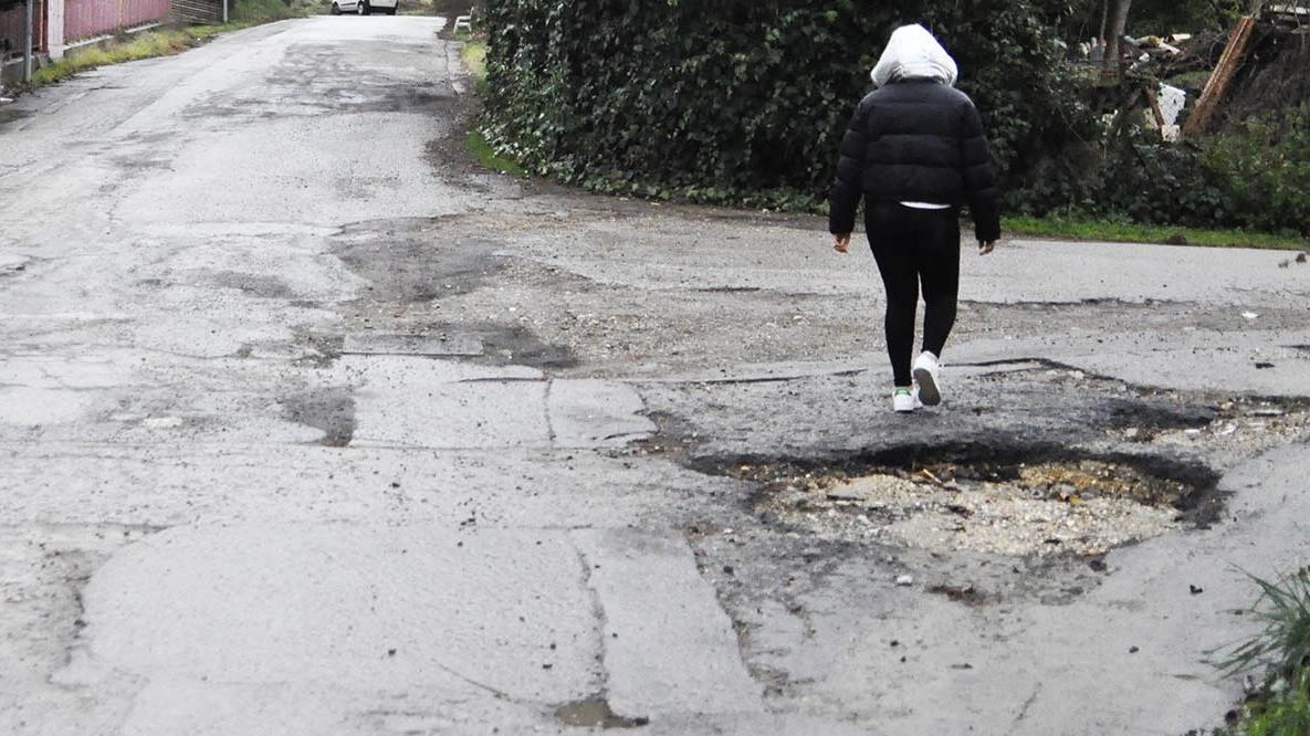 La brutta situazione nella zona industriale di Drove. La viabilità lascia a desiderare: strade con tante buche e simili a mulattiere La brutta situazione nella zona industriale di Drove. La viabilità lascia a desiderare: strade con tante buche e simili a mulattiere