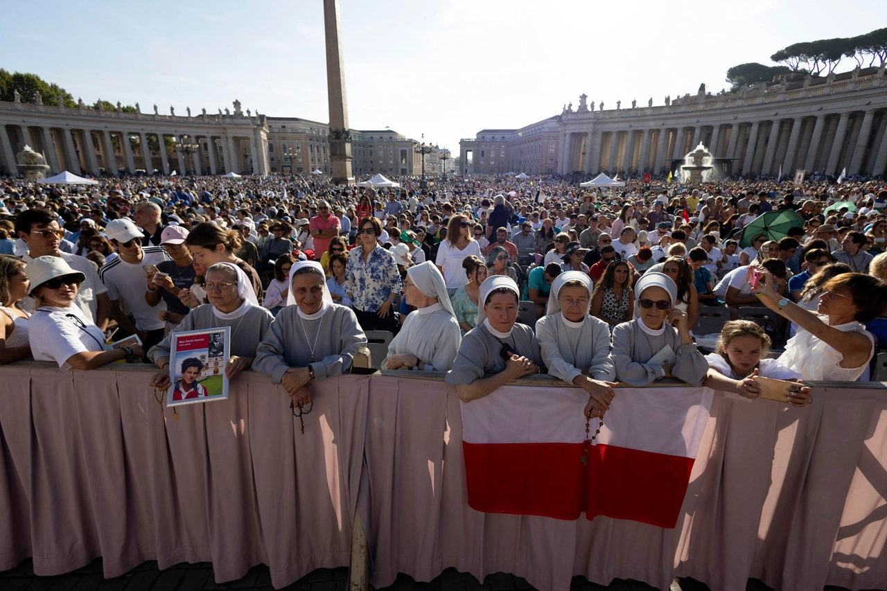 Folla in San Pietro per la messa di canonizzazione di Carlo Acutis e Piergiorgio Frassati
