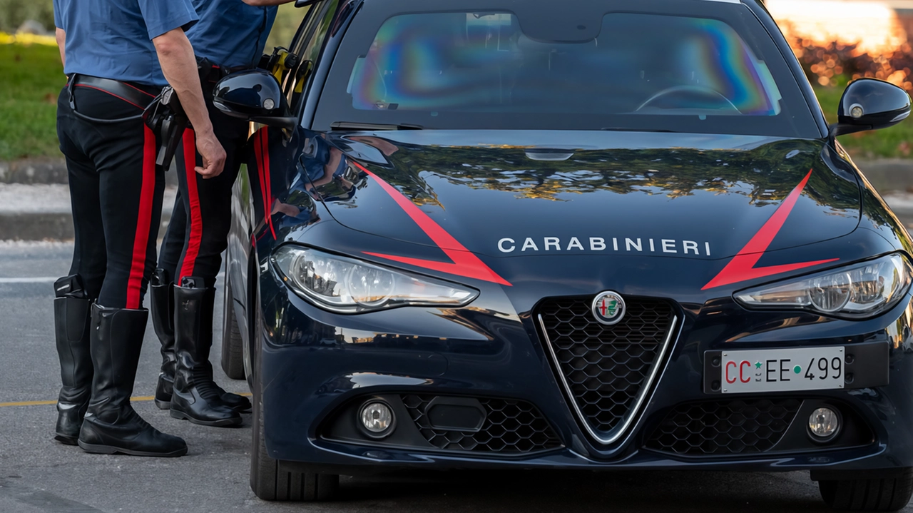 Una pattuglia dei carabnieri ha sorpreso un 30enne algerino durante i controlli. Addosso aveva 30 grammi, a casa altri 70 e ben 5.000 euro in contanti. Una pattuglia dei carabnieri ha sorpreso un 30enne algerino durante i controlli. Addosso aveva 30 grammi, a casa altri 70 e ben 5.000 euro in contanti.