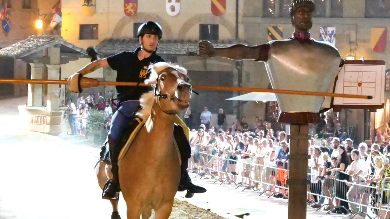 Cicerchia sulla lizza durante le prove.. I giostratori si misurano in vista della sfida Domani sera la simulazione. della gara Cicerchia sulla lizza durante le prove.. I giostratori si misurano in vista della sfida Domani sera la simulazione. della gara