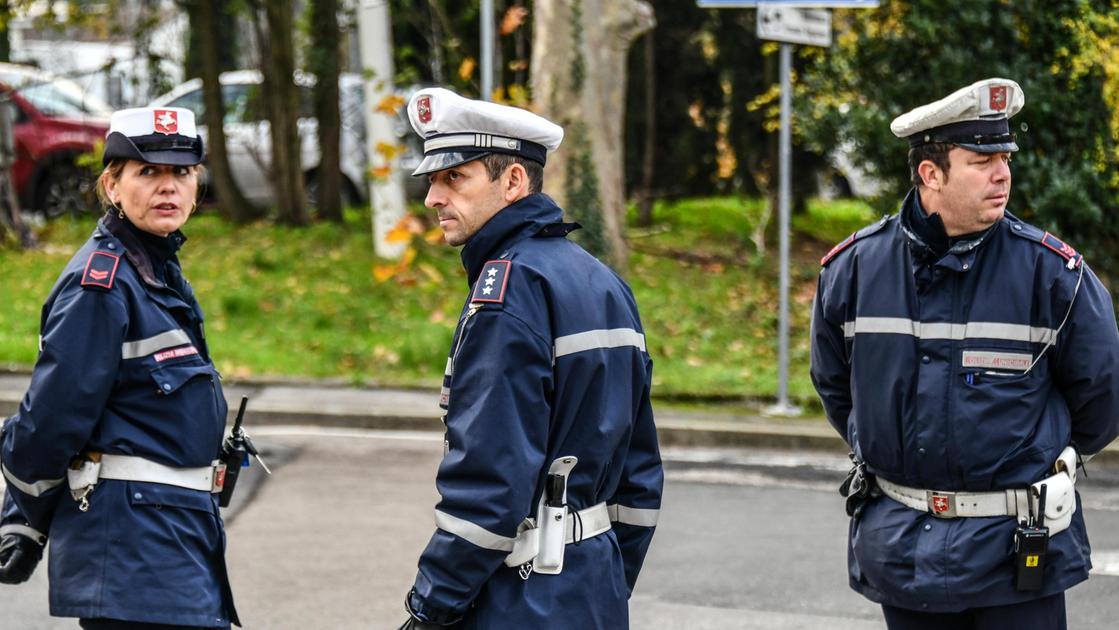 I giardini degli scambisti. Blitz della municipale. Multe per 70mila euro