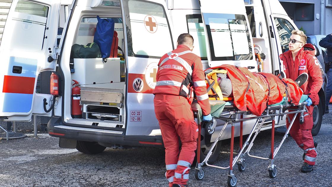 incidente stradale a massarosa scontro frontale tra auto donna accusa malore per lo choc