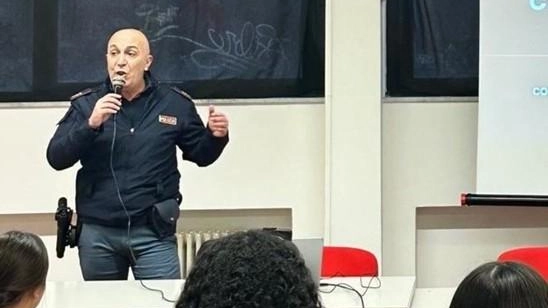 Il personale del Centro operativo sicurezza cibernetica Liguria della polizia, ha incontrato gli alunni delle classi del liceo Mazzini Il personale del Centro operativo sicurezza cibernetica Liguria della polizia, ha incontrato gli alunni delle classi del liceo Mazzini