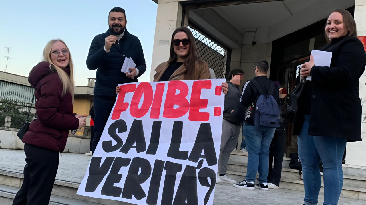 Il volantinaggio di ieri mattina davanti alle scuole superiori cittadine per onorare le vittime delle foibe e gli esuli di Istria, Dalmazia e Venezia Giulia organizzato dal comitato ’Io non scordo’ di Massa. Tra i volontari anche l’assessore al sociale Francesco Mangiaracina e il capogruppo della Lega in consiglio Filippo Frugoli Il volantinaggio di ieri mattina davanti alle scuole superiori cittadine per onorare le vittime delle foibe e gli esuli di Istria, Dalmazia e Venezia Giulia organizzato dal comitato ’Io non scordo’ di Massa. Tra i volontari anche l’assessore al sociale Francesco Mangiaracina e il capogruppo della Lega in consiglio Filippo Frugoli