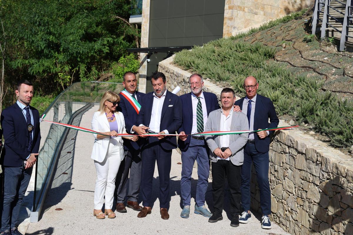 Todi cambia volto, ecco gli ascensori. Folla all’inaugurazione degli impianti. Il ministro Salvini: “Opera ambiziosa” Todi cambia volto, ecco gli ascensori. Folla all’inaugurazione degli impianti. Il ministro Salvini: “Opera ambiziosa”
