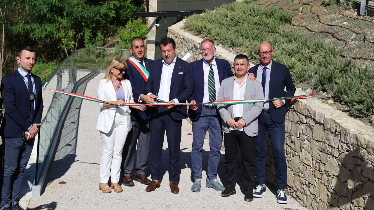 Il ministro dei Trasporti Matteo Salvini a Todi per l'inaugurazione del nuovo ascensore di Porta Orvietana (Ansa/Gianluigi Basilietti)