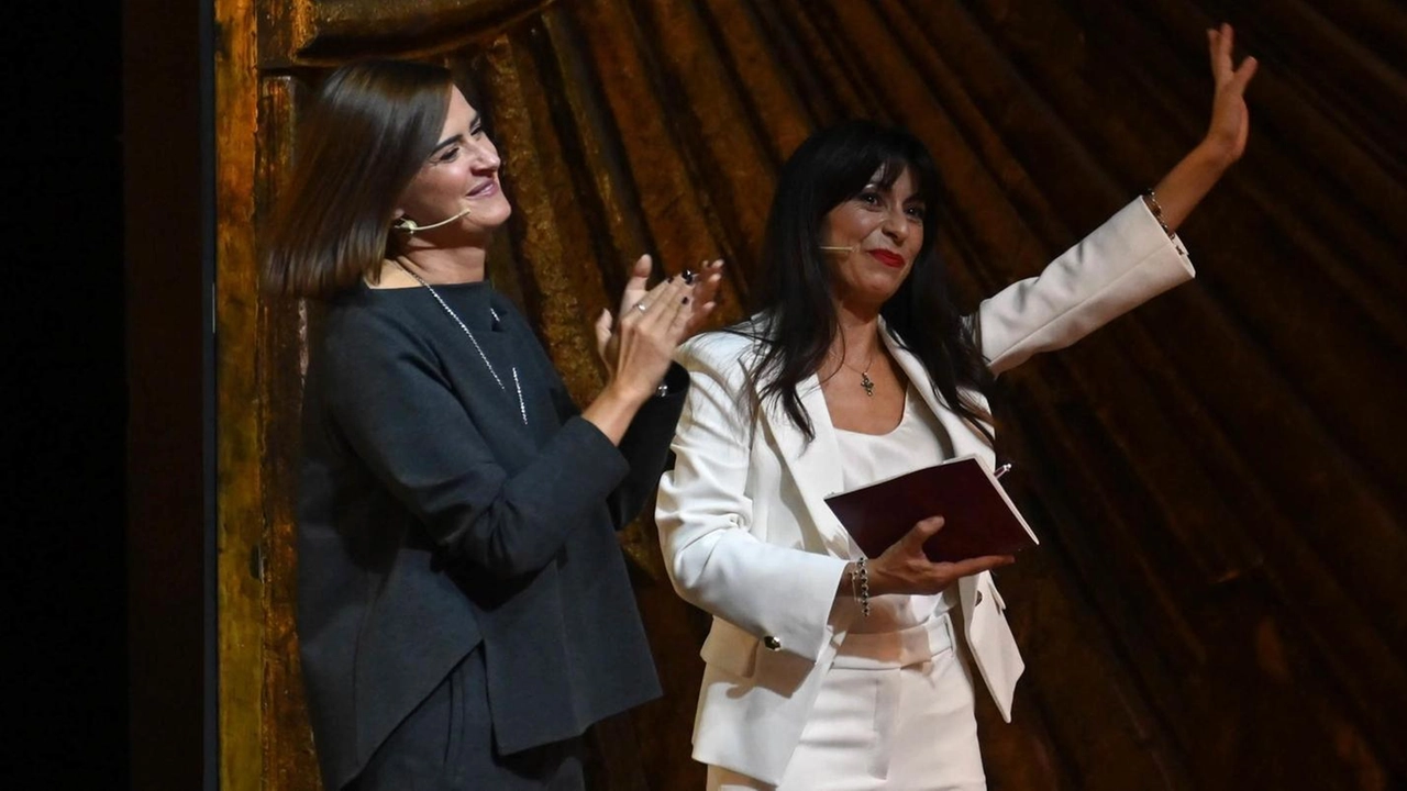 Stefania Proietti sul palco del Lyrick di Assisi con la sindaca di Perugia, Vittoria Ferdinandi Stefania Proietti sul palco del Lyrick di Assisi con la sindaca di Perugia, Vittoria Ferdinandi