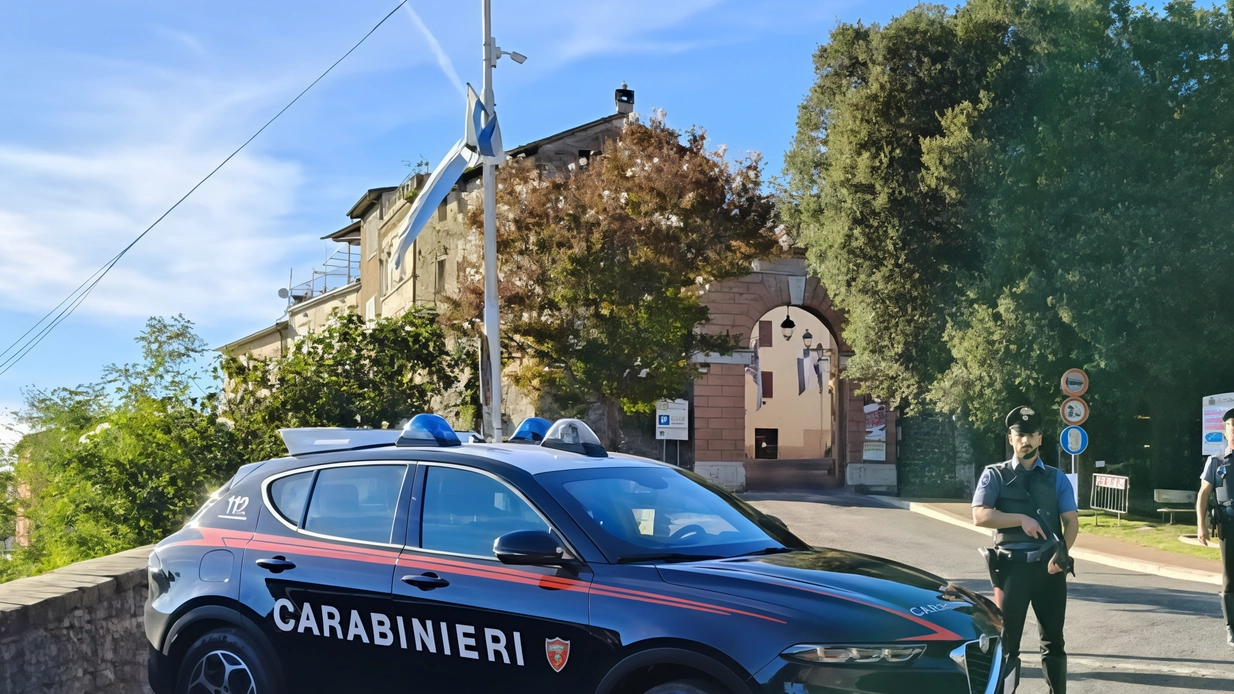 Un vigile del fuoco fuori servizio sventa uno scippo ai danni di una signora Bloccato. il malvivente in bicicletta Arrestato