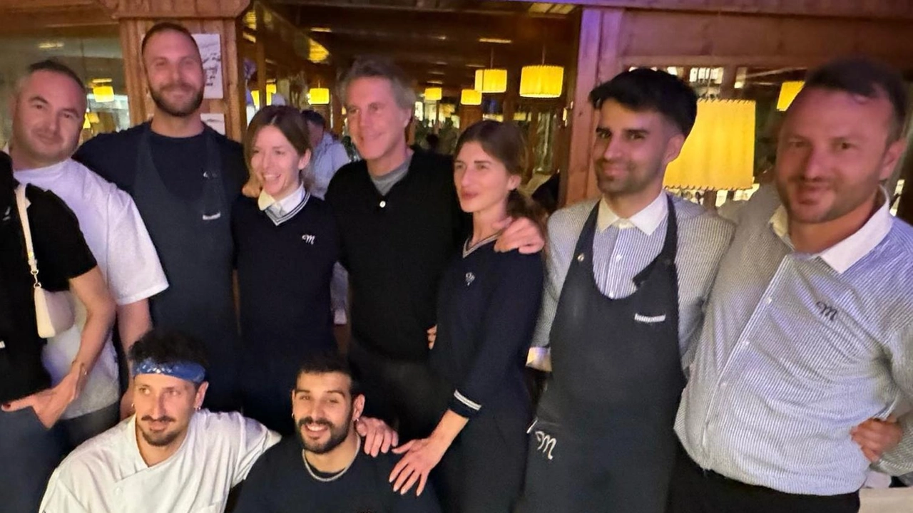 Il principe Emanuele Filiberto con lo staff del ristorante Maitò Il principe Emanuele Filiberto con lo staff del ristorante Maitò