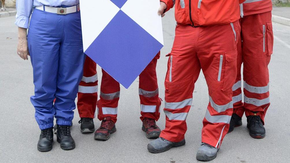 la croce rossa gli scudi blu a difesa di mura e scavi di roselle
