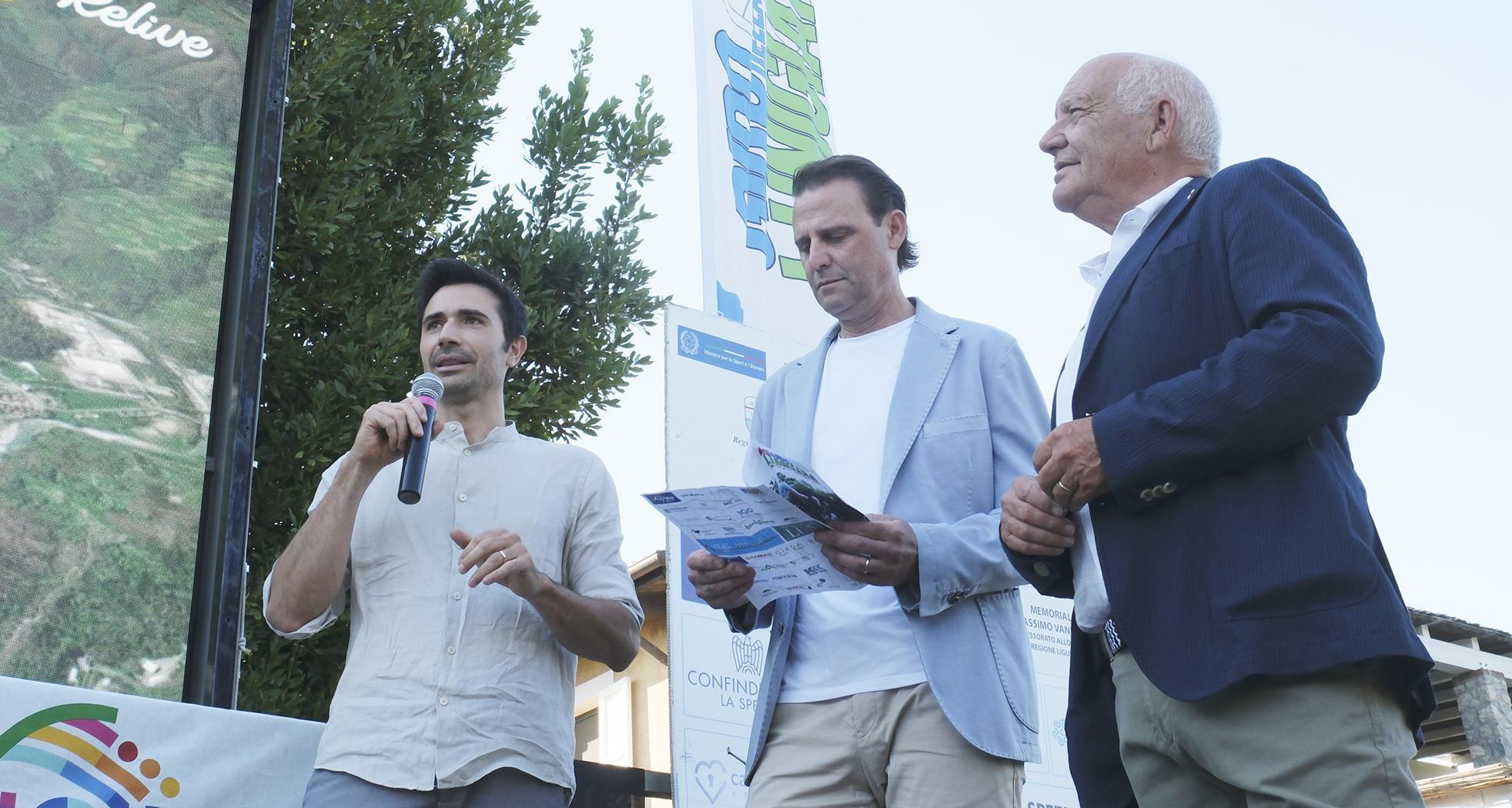 Giro della Lunigiana, il via dalla Lanterna