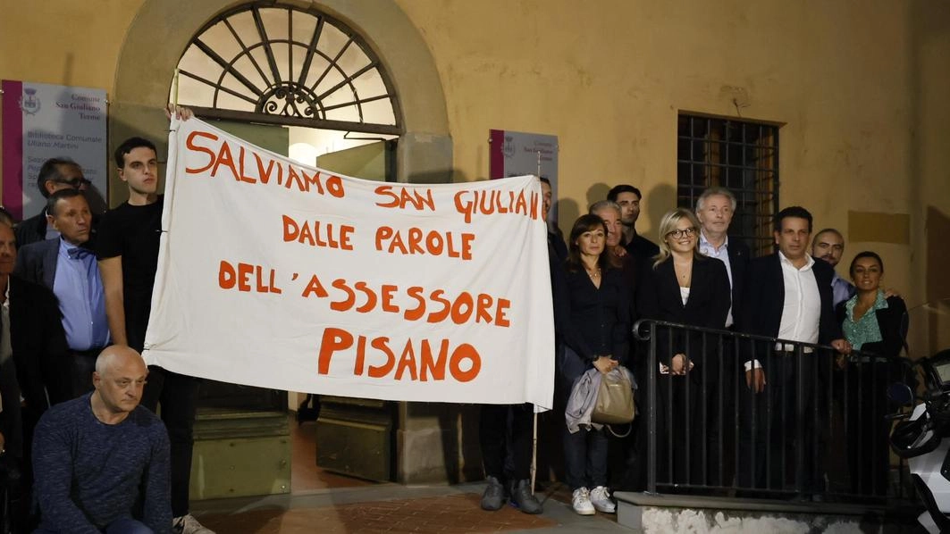 . protesta fuori dalla sala del consiglio comunale di San Giuliano . protesta fuori dalla sala del consiglio comunale di San Giuliano