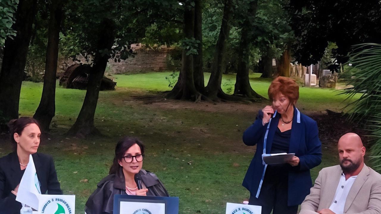 Da sinistra Federica Chiari, Arianna. Caruso, Rosanna Purificato e Luca Guadagnucci alla presentazione avvenuta a Villa Schiff Da sinistra Federica Chiari, Arianna. Caruso, Rosanna Purificato e Luca Guadagnucci alla presentazione avvenuta a Villa Schiff